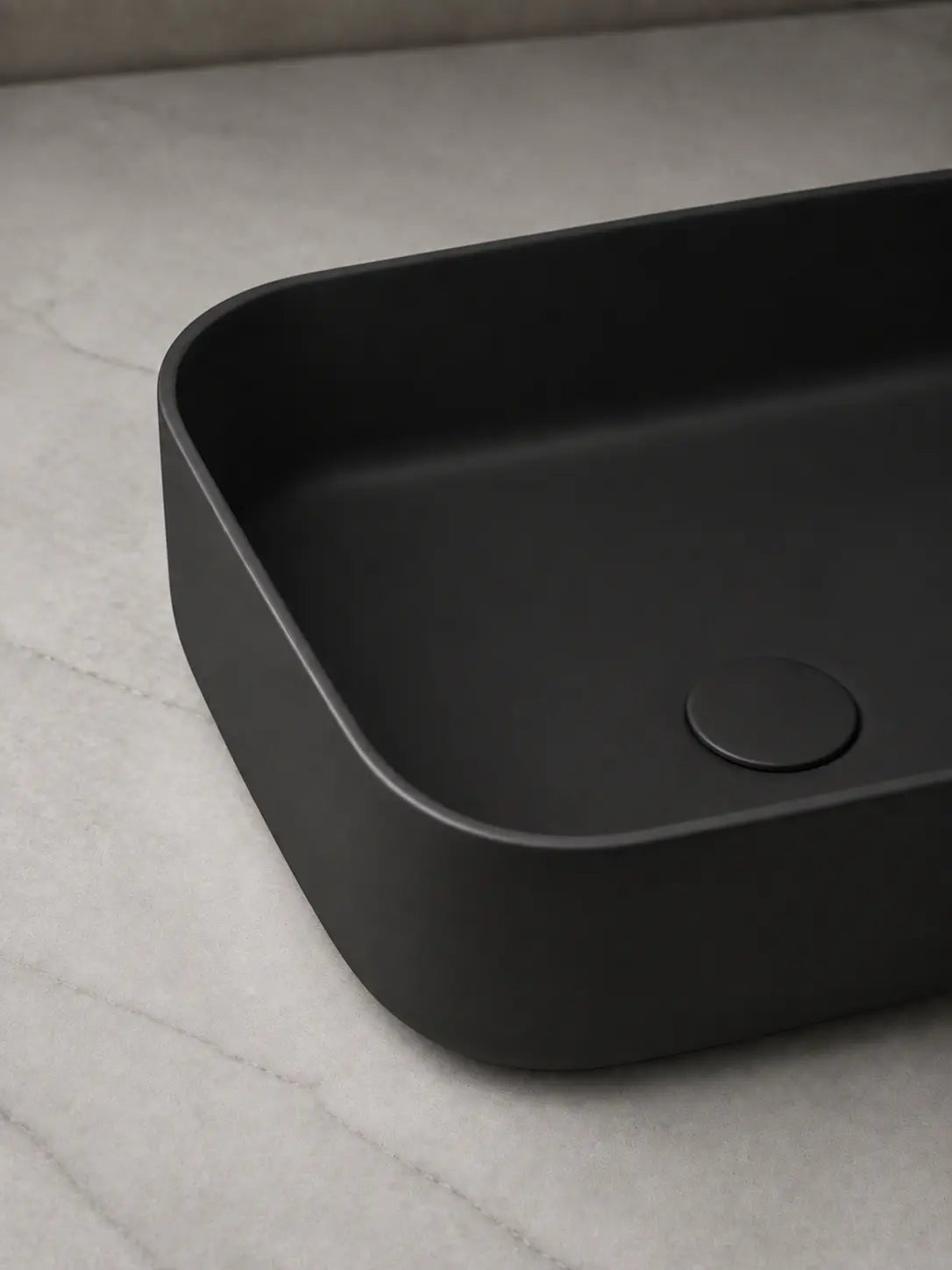 BBbidet 2608 matte black countertop basin rim detail view