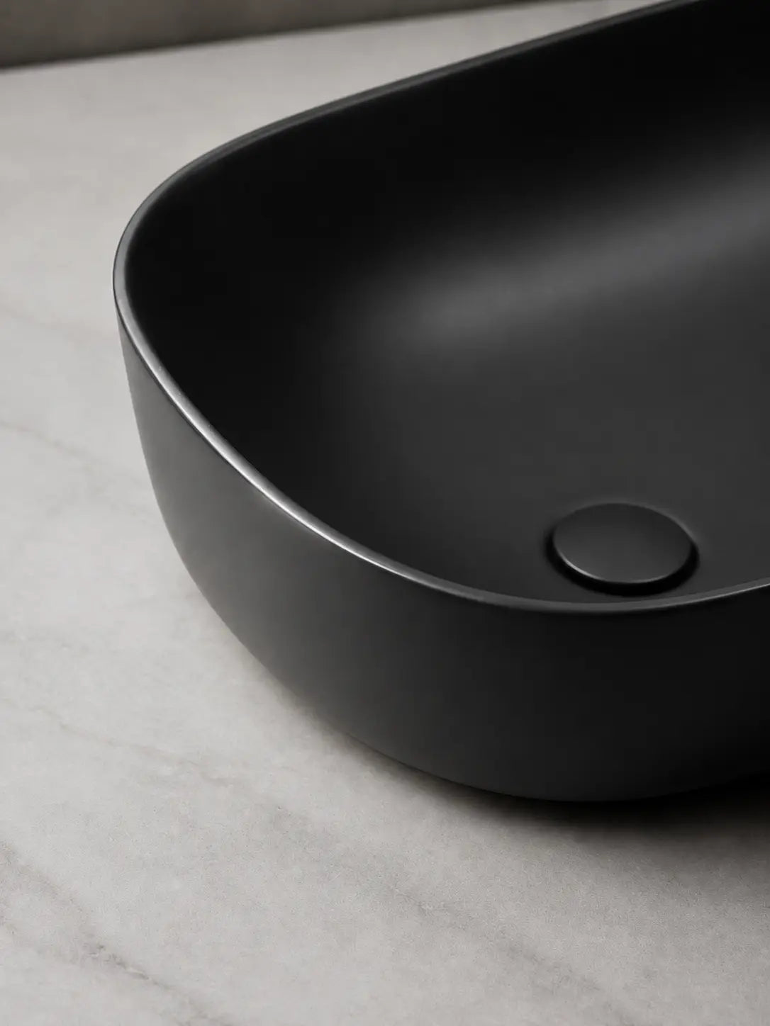 BBbidet 2635 matte black countertop basin rim detail view