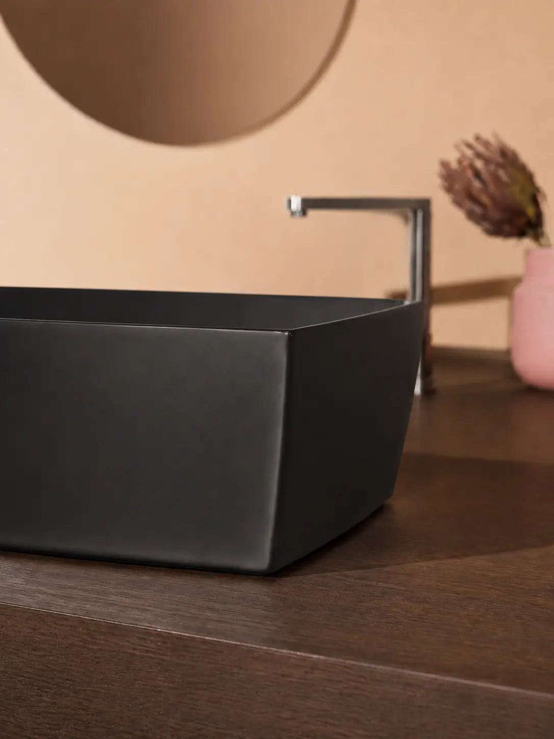 BBbidet 2690 Matte Black 550mm countertop basin – rim and faceted corner detail