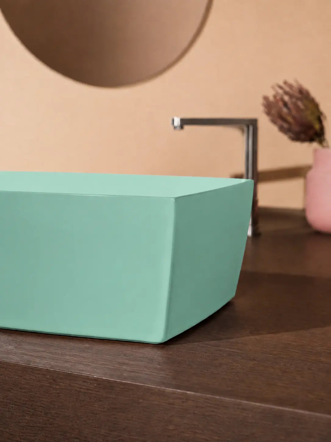BBbidet 2690 Matte Green 550mm countertop basin – rim and faceted corner detail