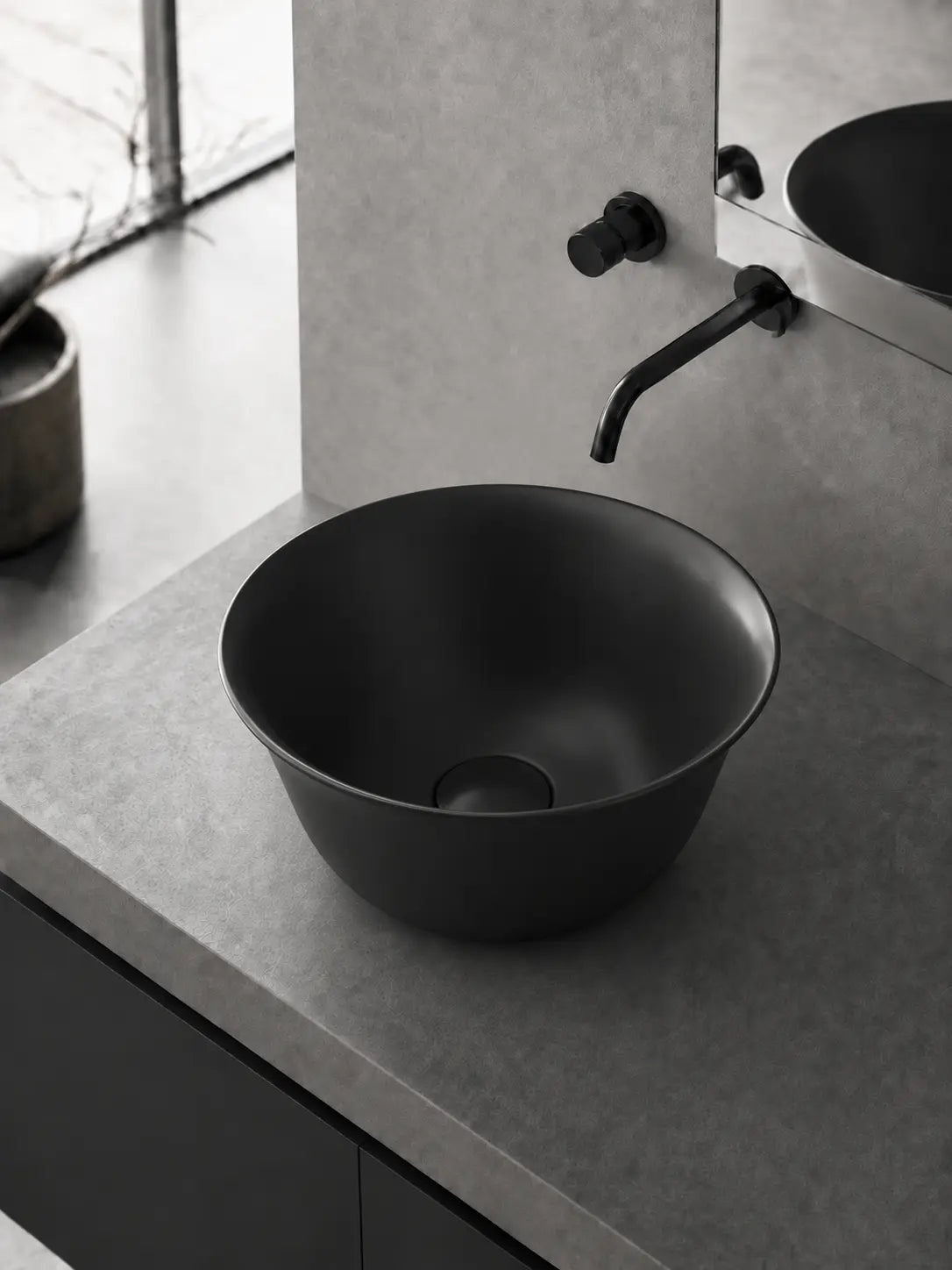 BBBIDET 2696MB matte black round countertop basin angled product view