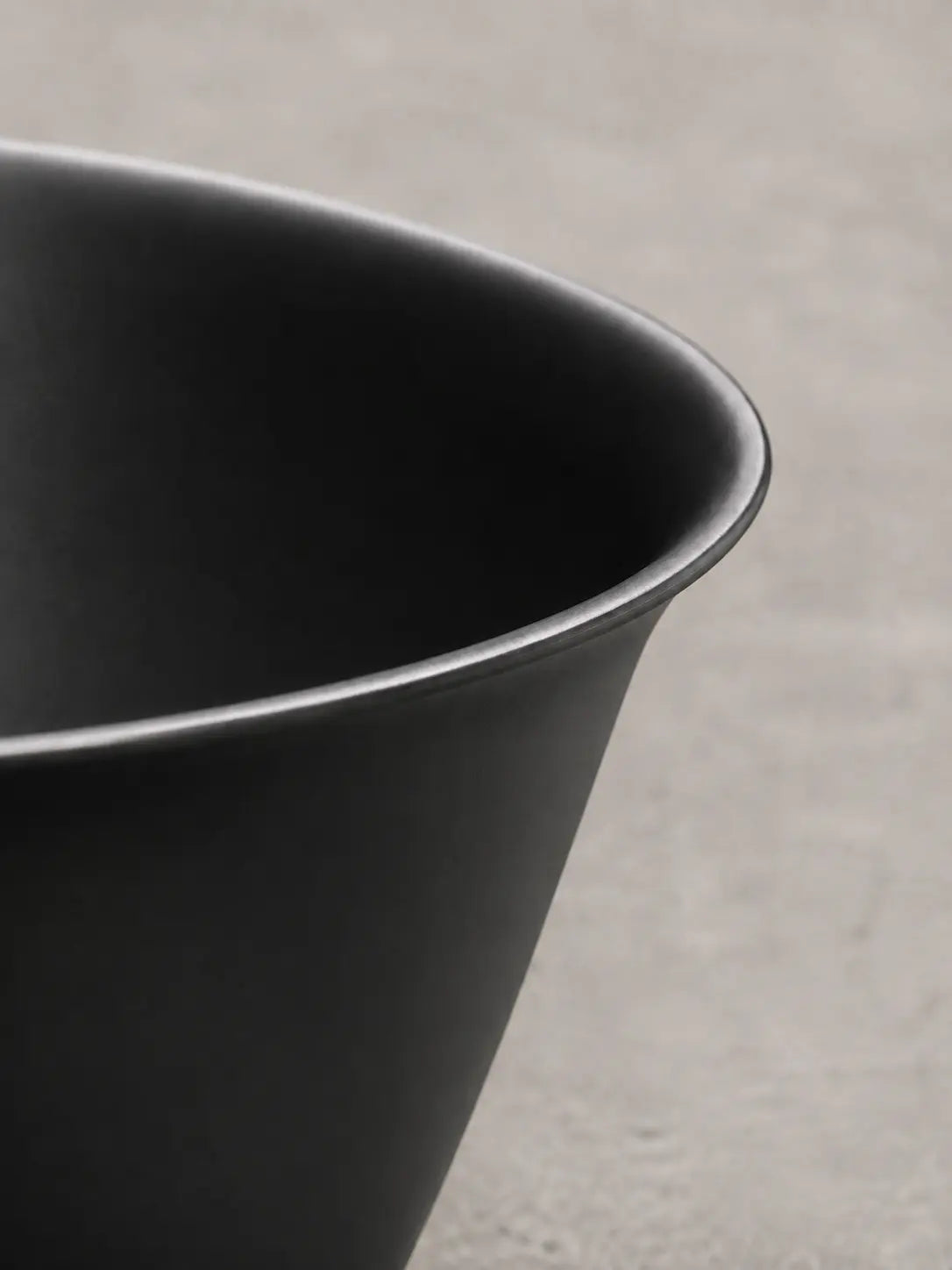 BBBIDET 2696MB matte black round countertop basin rim detail