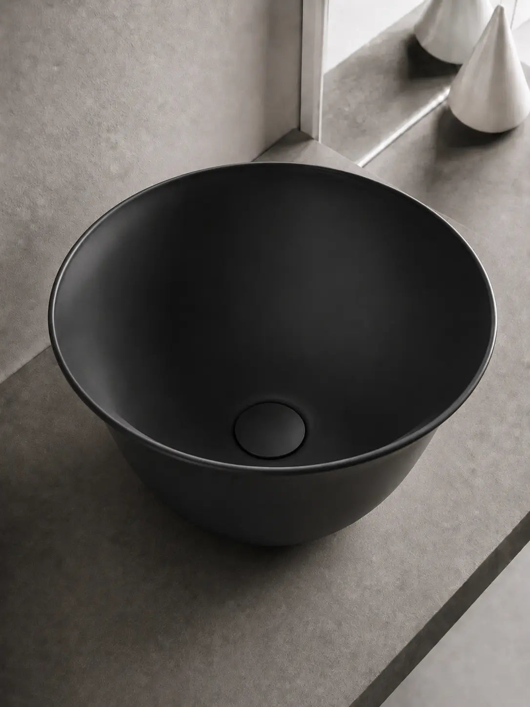 BBBIDET 2696MB matte black round countertop basin drain detail