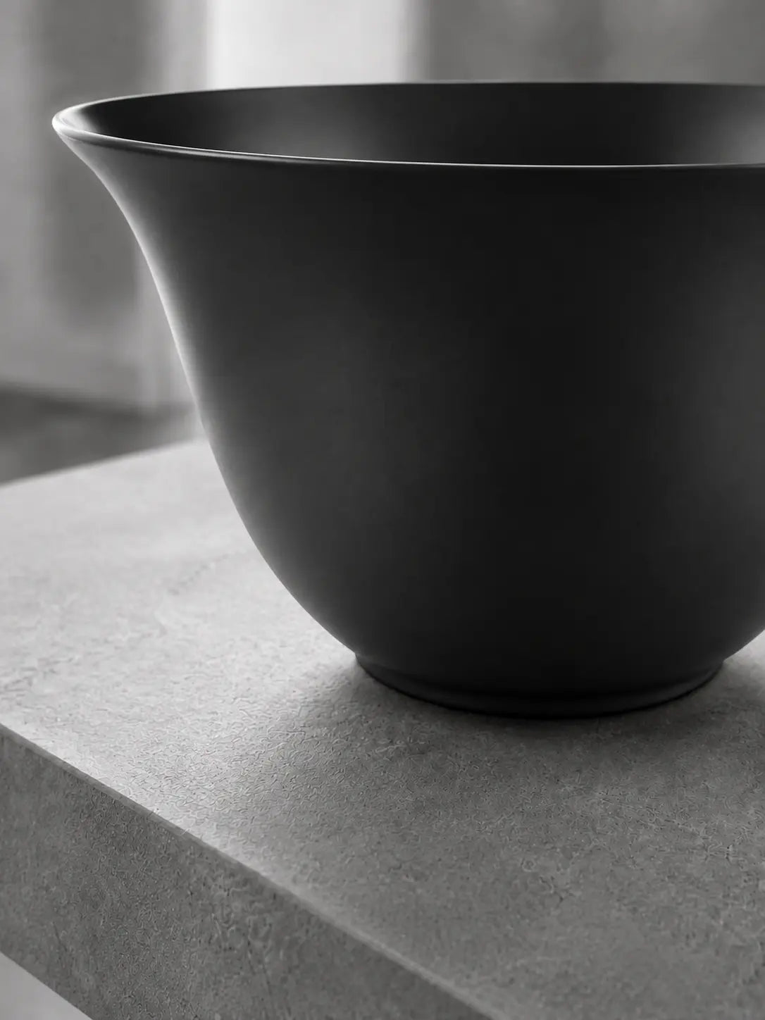 BBBIDET 2696MB matte black round countertop basin base detail