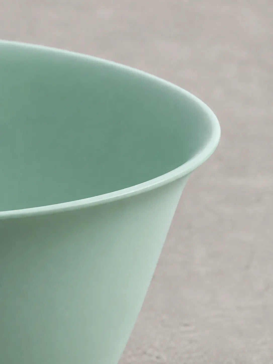 BBBIDET 2696MG matte green round countertop basin rim detail