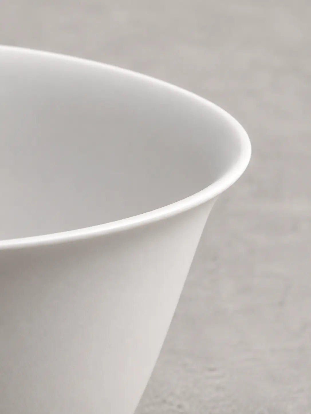 BBBIDET 2696MW matte white round countertop basin rim detail