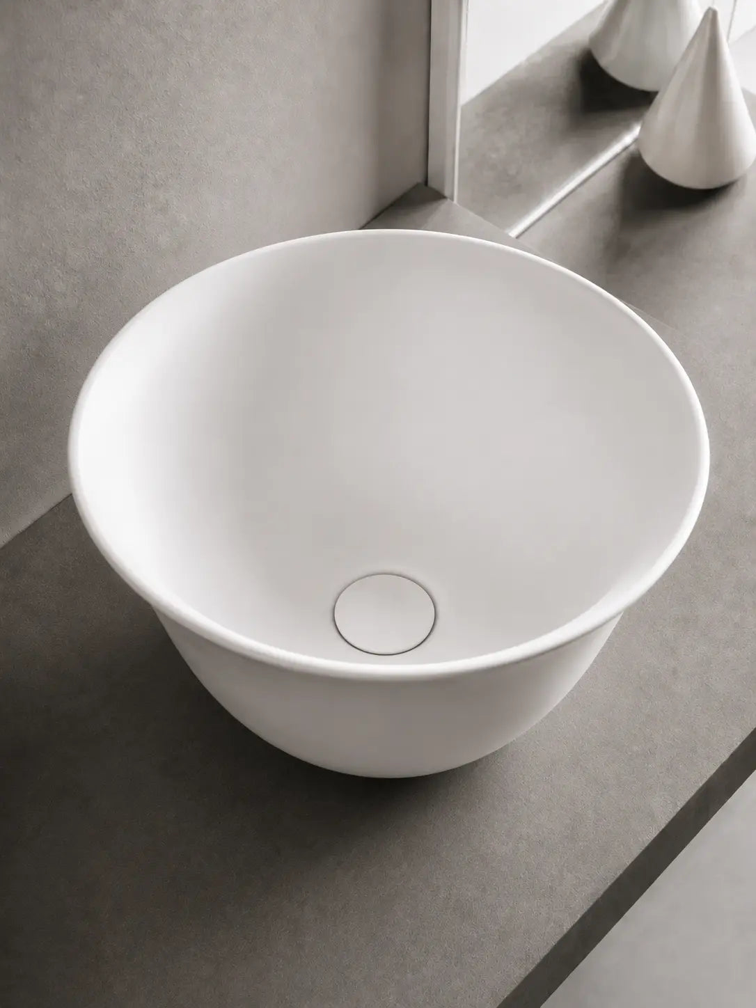 BBBIDET 2696MW matte white round countertop basin drain detail