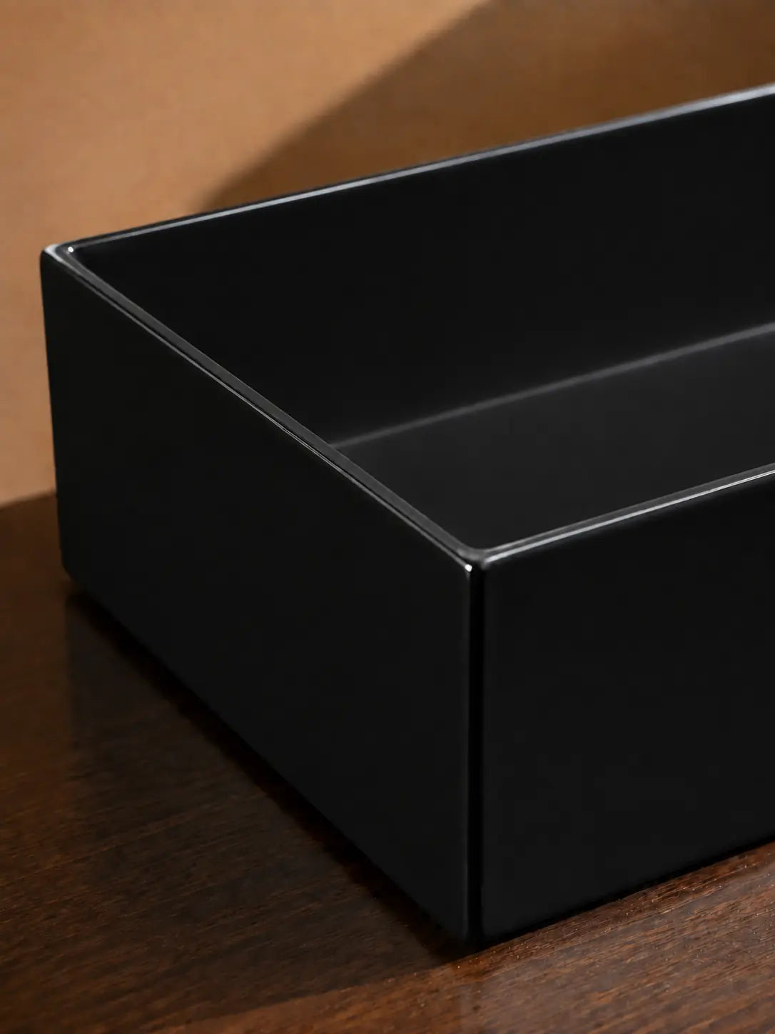 BBbidet 2757 black rectangular countertop basin rim and corner detail