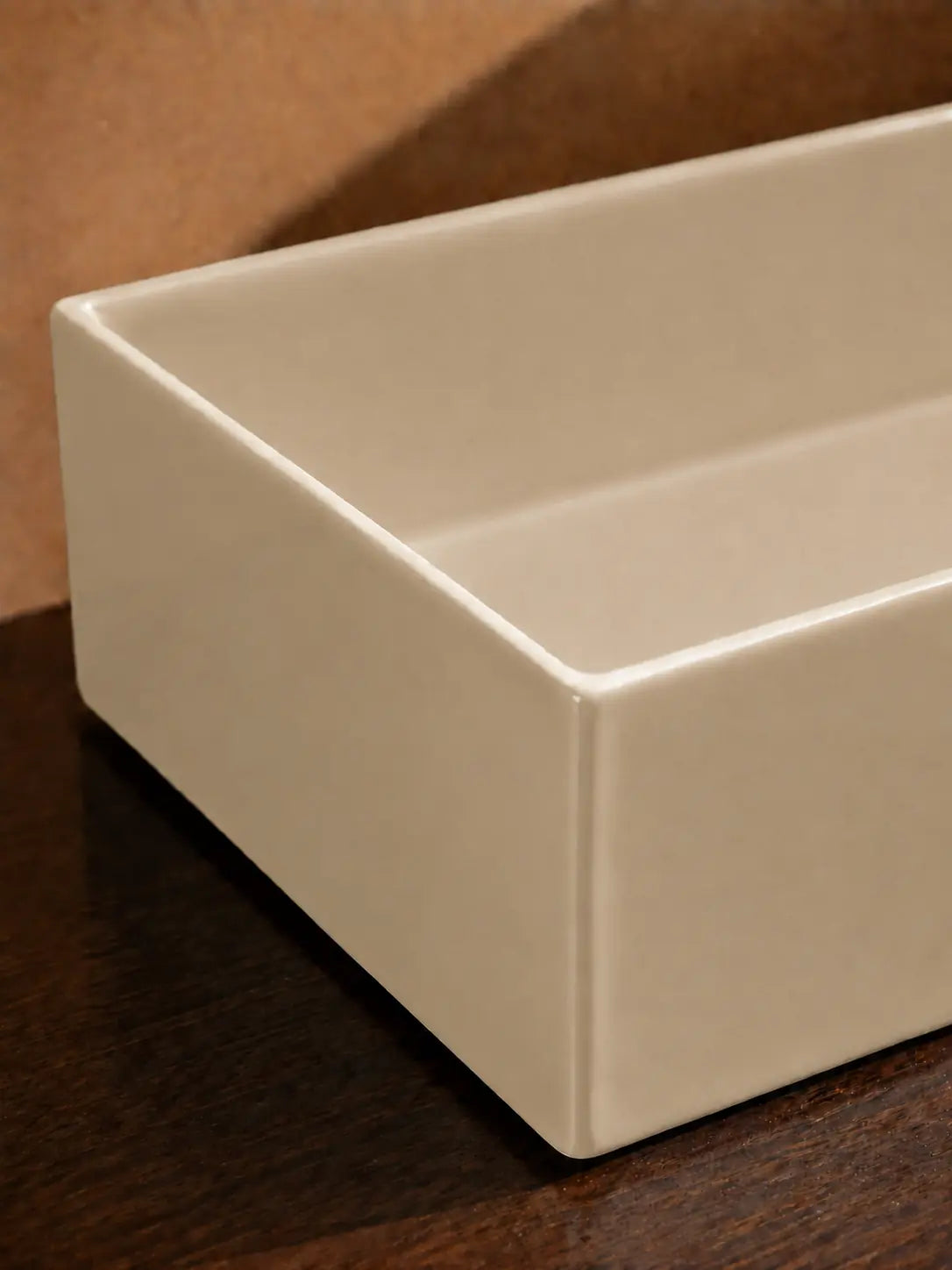 BBbidet 2757 khaki rectangular countertop basin rim and corner detail