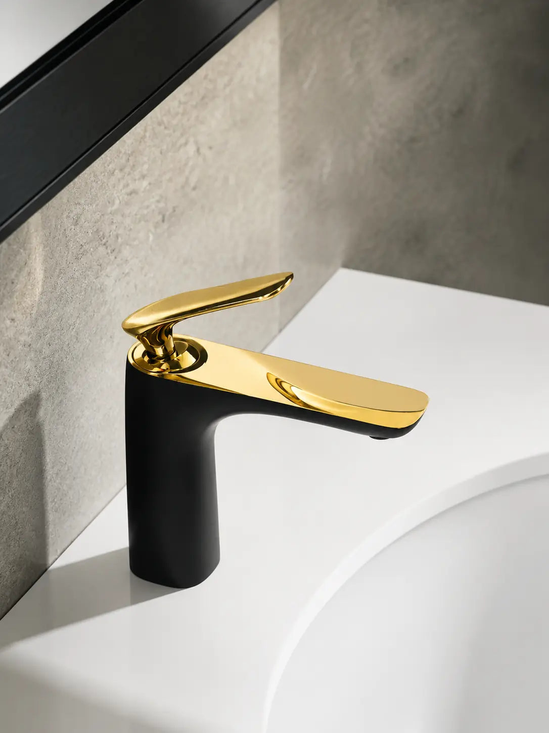 BBBIDET 72 Series low basin faucet in black gold - view 02