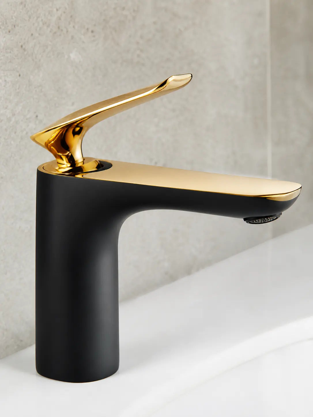 BBBIDET 72 Series low basin faucet in black gold - view 04