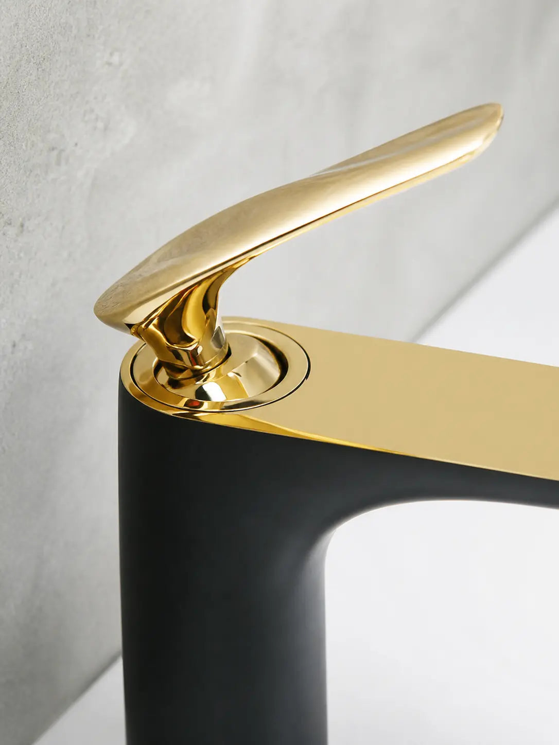 BBBIDET 72 Series low basin faucet in black gold - view 05