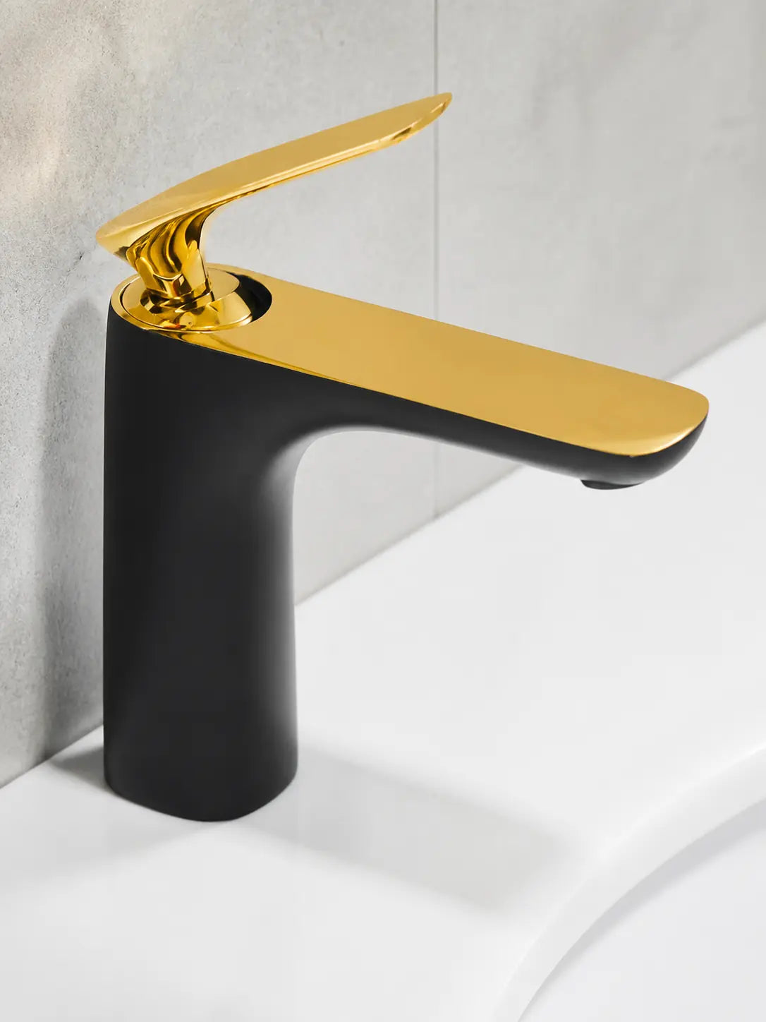 BBBIDET 72 Series low basin faucet in black gold - view 06