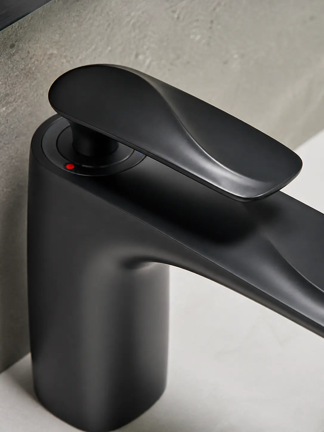 BBBIDET 72 Series low basin faucet in matte black - view 05