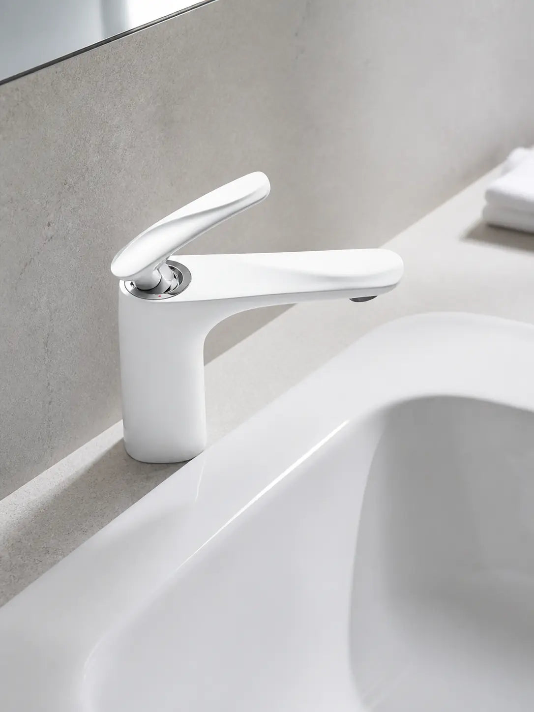 BBBIDET 72 Series low basin faucet in white - view 01