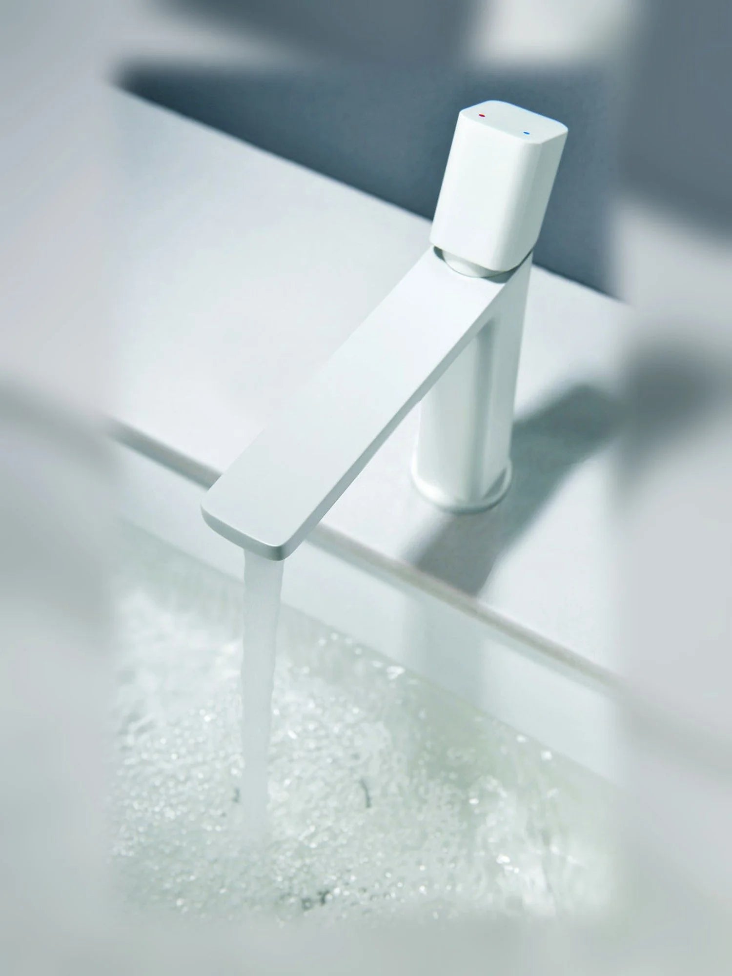 BBbidet 7901 basin faucet water flow lifestyle image