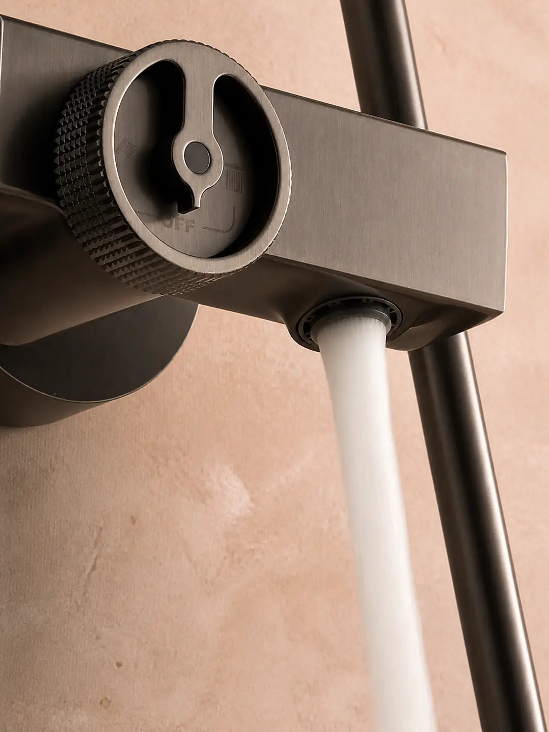 bbbidet T2 round rain shower in brushed gunmetal - water flow detail