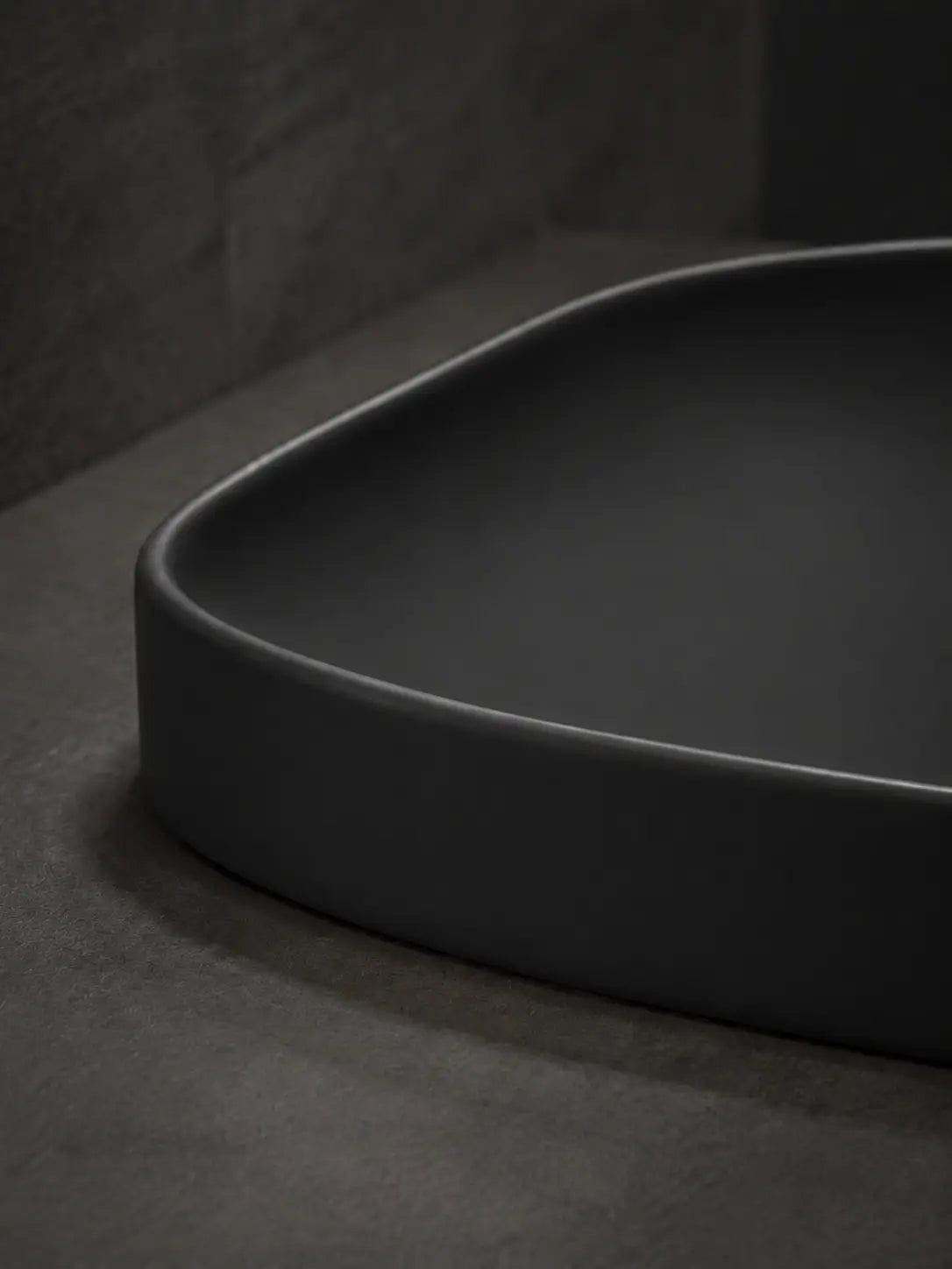 BBbidet V4 matte black semi-recessed basin rounded rim close-up