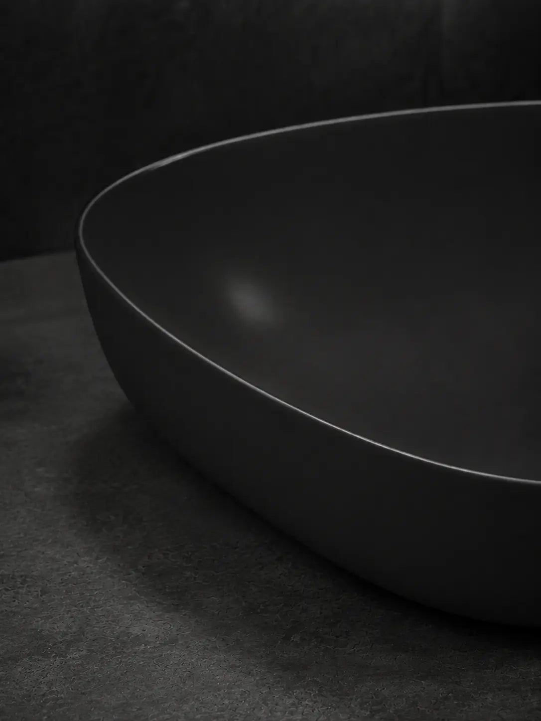 Close-up of the thin rim on the BBbidet V5 matte black ceramic basin